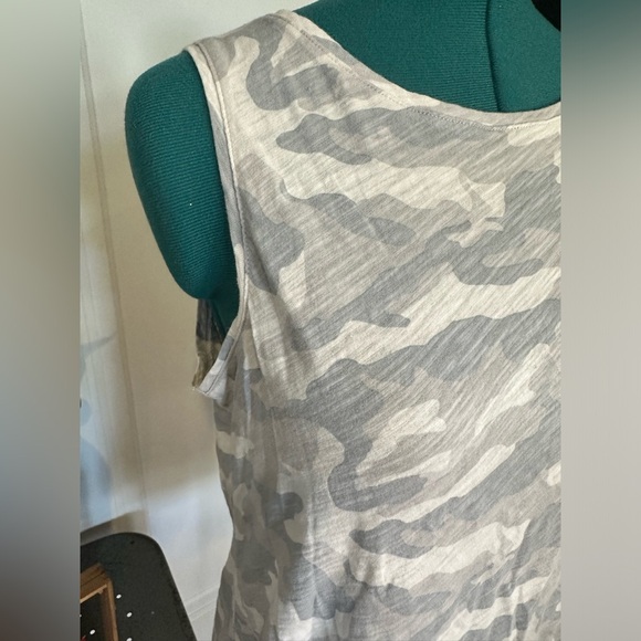 Old navy large camo tank top Everywear - Picture 3 of 9